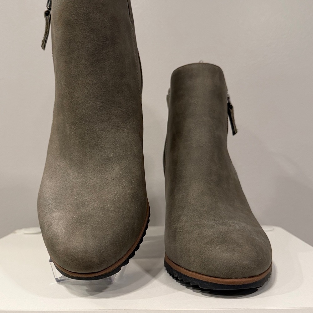Stylish Taupe Wedge Ankle Boots SZ-8 - Picture 2 of 6